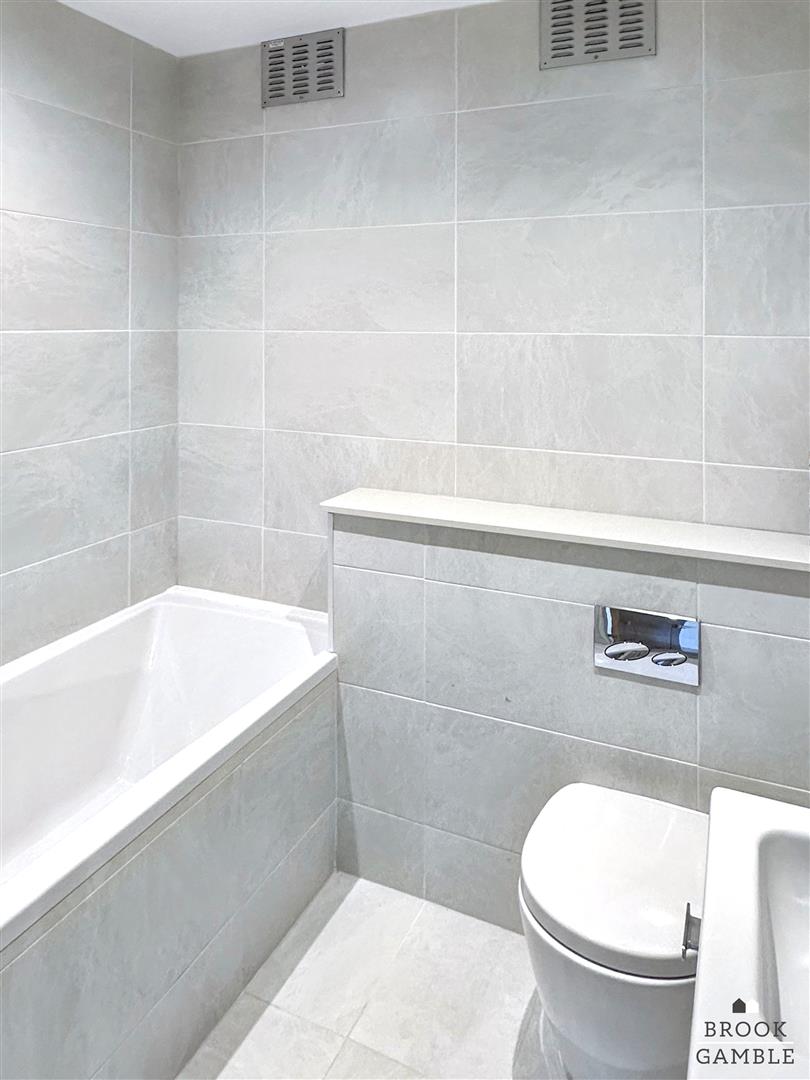 2 Bedroom Flat - Purpose Built. Compton Place Road in Eastbourne,  10